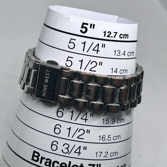 Nine West Silver Tone Minimalist Women’s Analog Watch Working New Battery - Picture 8 of 8